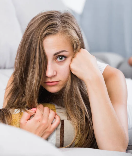 Beleidigtes Braunäugiges Mädchen Liegt Auf Sofa Und Umarmt Kissen — Stockfoto