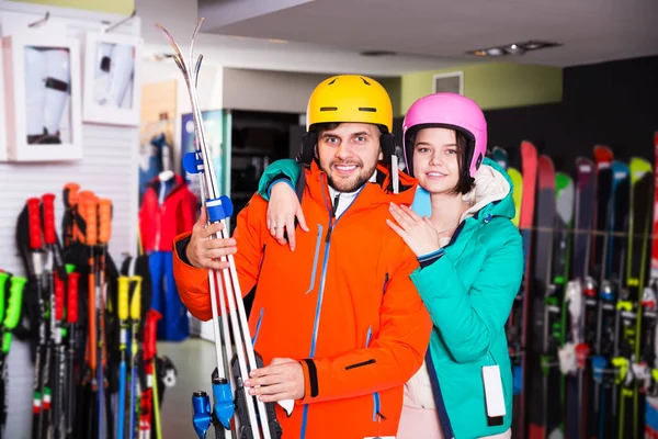Loving Young Pair Skiing Outfit Satisfied Choice Modern Store Sports — Stock Photo, Image