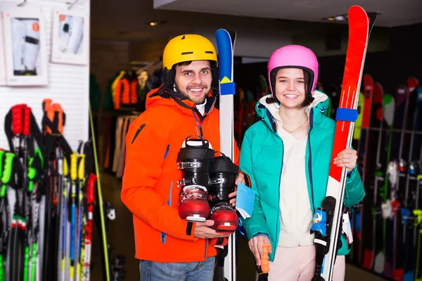 Cheerful Young Couple Skiing Outfit Satisfied Choice Modern Store Sports — Stock Photo, Image
