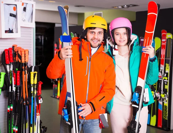 Portrait Cheerful Couple Posing Full Skiing Gear Shopping Sport Goods — Stock Photo, Image