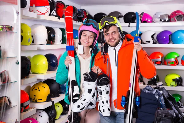 Man Girl Posing Full Skiing Gear Shopping Sport Goods Store — Stock Photo, Image