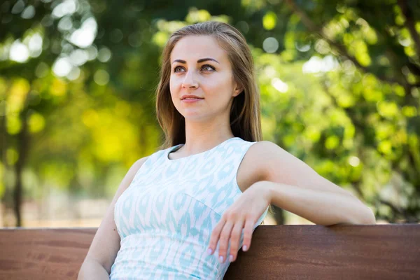 Portret Van Vrolijke Glimlachende Jonge Wit Russische Vrouw Portret Buiten — Stockfoto