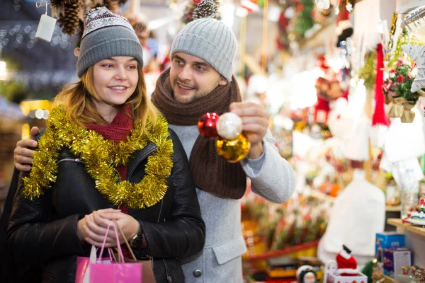 Positief Jong Stel Kopen Decoratie Kerst Fair Outdoor — Stockfoto