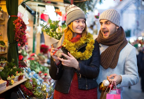 Ung Kvinna Och Man Väljer Dekorationer Och Julgran Julmarknaden — Stockfoto