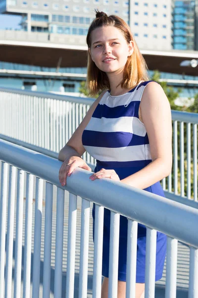 Attraktives Lächelndes Mädchen Steht Auf Brücke Und Genießt Spaziergang Durch — Stockfoto