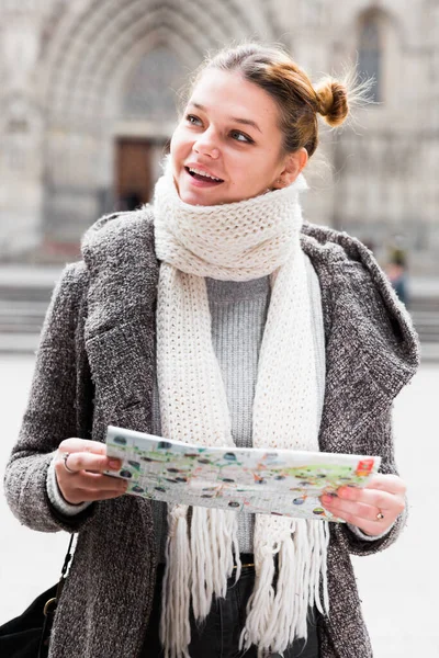 Chica Alegre Con Mapa Bufanda Calle Temporada Otoño — Foto de Stock