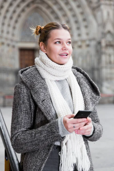 Giovane Femmina Nel Centro Storico Con Cellulare Sciarpa — Foto Stock