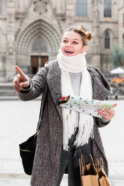 历史名城中的积极少女拿着围巾的地图 — 图库照片