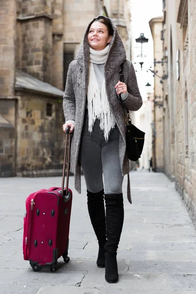 Girl Teenager Baggage Historical City Hood Outdoors — Stock Photo, Image