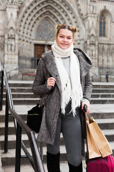 Joyeux Jeune Fille Écharpe Manteau Avec Bagages Automne — Photo