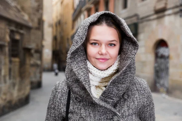 Ung Flicka Päls Huva Den Gamla Gatan Höst Säsong — Stockfoto