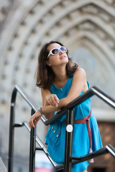 아름다운 여자가구 시가지를 걷다가 포즈를 취하는 — 스톡 사진
