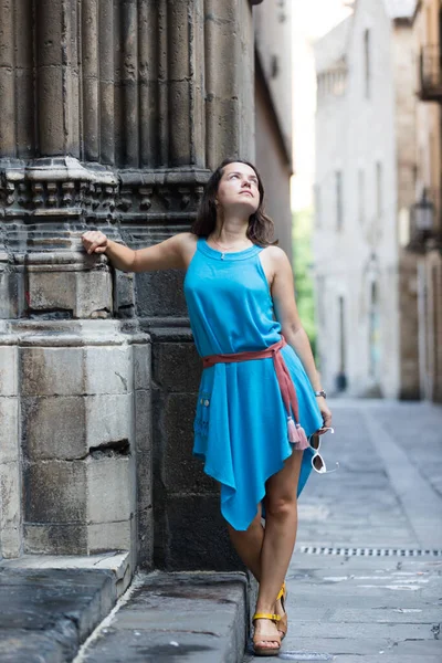 아름다운 여자가구 시가지를 걷다가 포즈를 취하는 — 스톡 사진