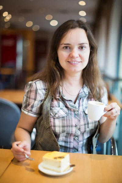 Ung Flicka Dricker Morgonkaffe Caféet — Stockfoto