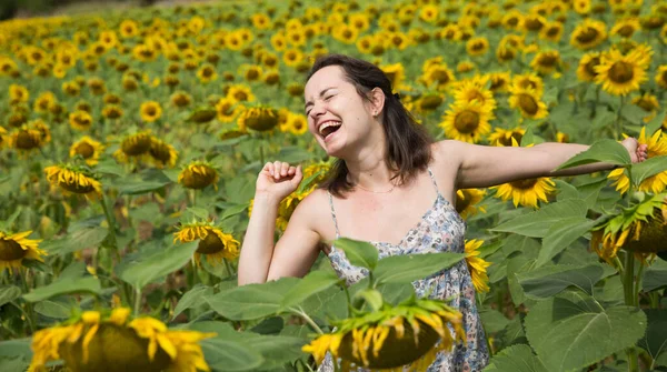 Buiten Portret Van Een Glimlachende Vrouw Het Veld Van Zonnebloemen — Stockfoto