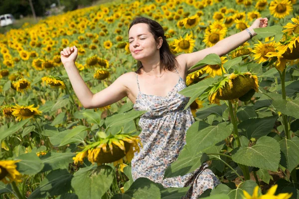 Joven Mujer Juguetona Posando Prado Con Girasoles — Foto de Stock