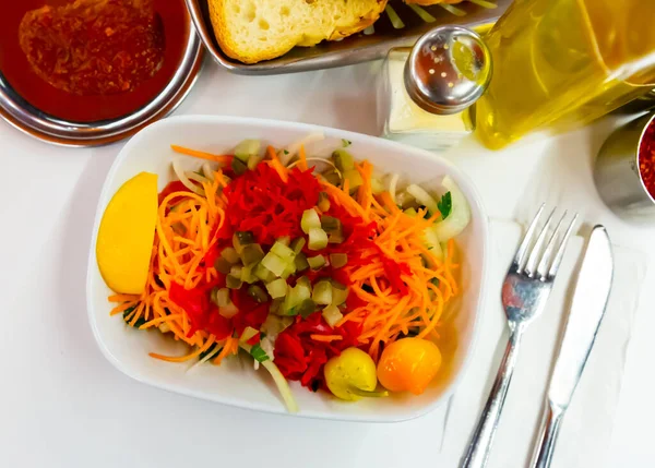 Délicieuse Salade Légumes Avec Carotte Tomate Cornichons Tranche Citron Sur — Photo