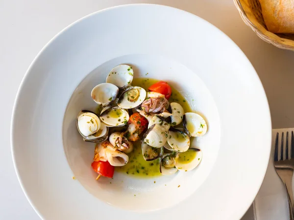Spanish Grilled Squid Seafood Clams Garlic Served Plate Restaurant — Stockfoto