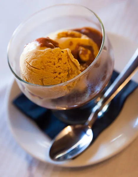 Afbeelding Van Lekkere Koude Chocolade Ijs Geserveerd Met Warme Chocolademelk — Stockfoto