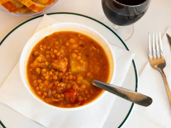 Spicy Stewed Lentils Suasage Vegetables Thick Tomato Sauce Served White — Stockfoto