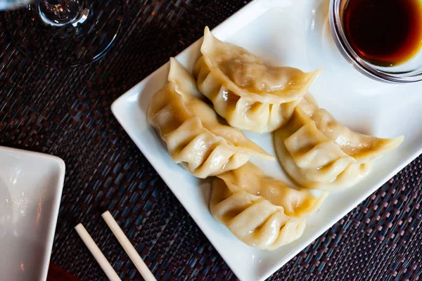 Boulettes Gyoza Bouillies Japonaise Farcies Porc Haché Servi Avec Sauce — Photo