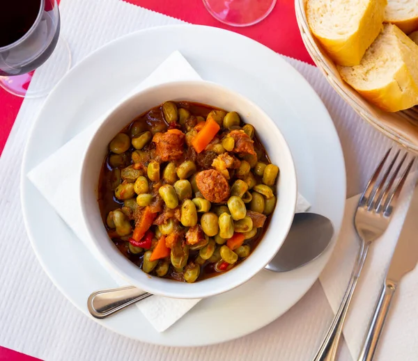 Spansk Mat Habas Catalana Välsmakande Stuvning Bönor Vit Keramikplatta — Stockfoto