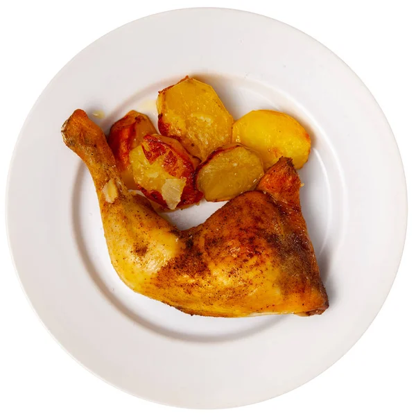 Fırında Patatesle Servis Edilen Baharatlı Kızarmış Tavuk Budu Beyaz Arkaplan — Stok fotoğraf