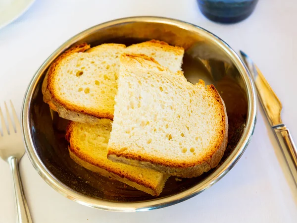 Freshly Baked Sliced Bread Plate Close Image — 스톡 사진