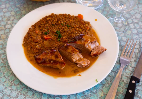 Délicieux Filet Porc Avec Sauce Aux Mousserons Lentilles Dans Assiette — Photo