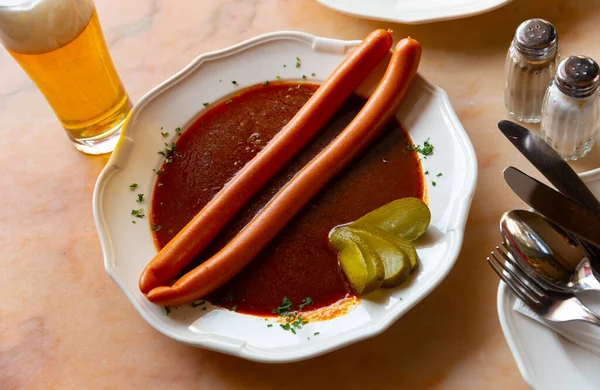 Paar Sacherwurstel Mit Saft Two Wiener Sausages Goulash Sauce Ceramic — 图库照片