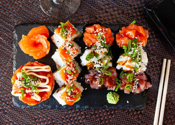 Conjunto Diferentes Sushi Gunkan Uramaki Sashimi Cocina Japonesa Foto Alta —  Fotos de Stock