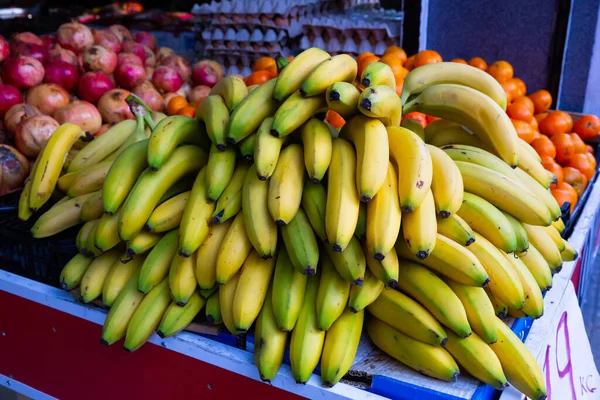 Vista Vicino Sulle Banane Mature Sul Mercato Foto Alta Qualità — Foto Stock