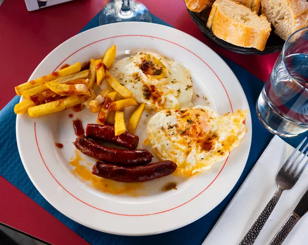 Fresh Portion Fried Eggs Chistorras Potatoes Served Plate Restaurant — Foto de Stock