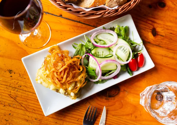 Egy Szelet Frissen Sült Quiche Lorraine Sajthéjjal Sült Hagymakarikával Tele — Stock Fotó