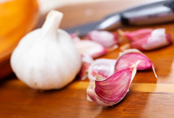 Garlic Cloves Wooden Table Preparing Food Cutting Vegetables — Stock Fotó