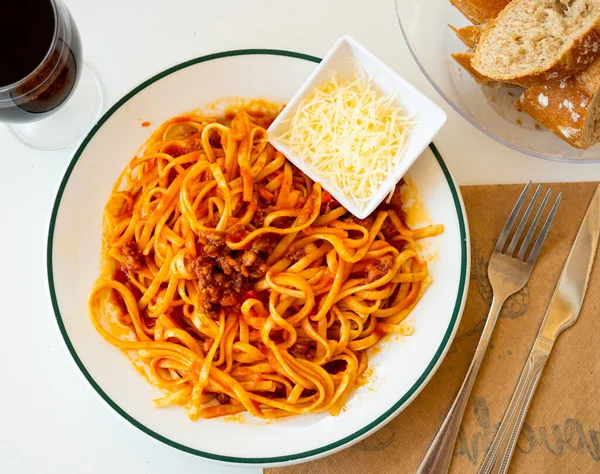 Italian Tallarines Bolonesa Bolognese Noodles Tomato Sauce Cheese Cafe — Stock Photo, Image