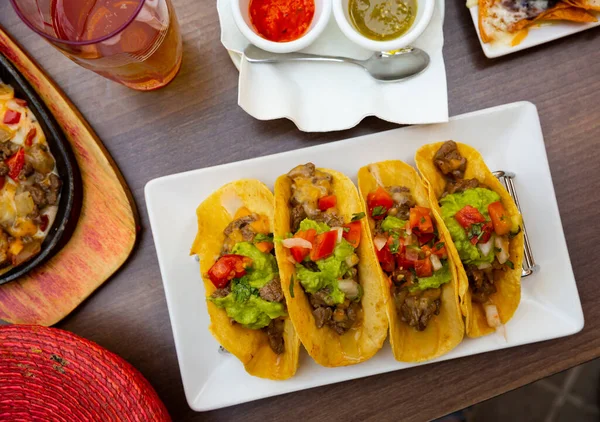 Image Beef Tacos Vegetables Guacamole Dish Mexican Cuisine — Fotografia de Stock