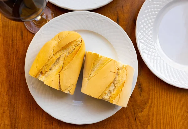 Broodjes Geserveerd Een Eettafel Een Restaurant Gebakken Basisvoedsel — Stockfoto