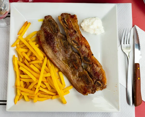 Ισπανική Κουζίνα Churrasco Ternera Παϊδάκια Πατάτες Λευκό Κεραμικό Πιάτο — Φωτογραφία Αρχείου