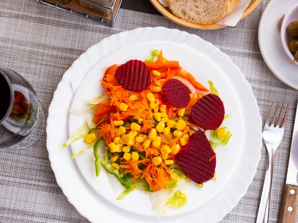 Färsk Grönsakssallad Med Majs Morötter Och Betor — Stockfoto