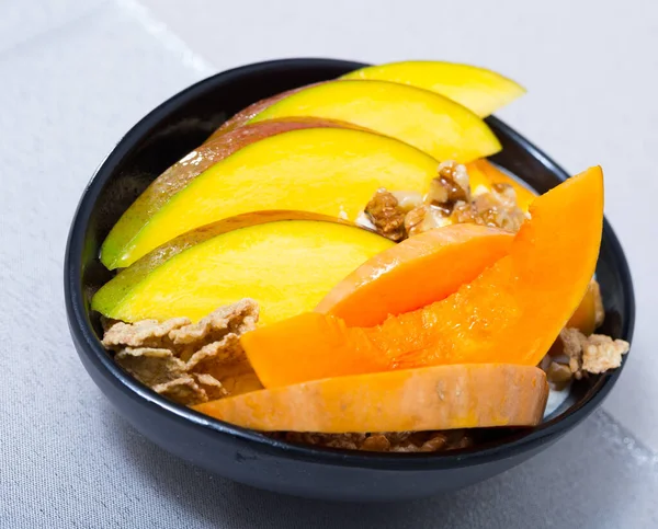 Frühstück Mit Kürbis Und Mango Mangostücke Ofen Backen Kürbis Schneiden — Stockfoto