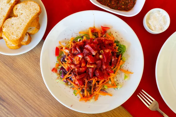 トマト レタス スパイスで味付けし テーブルの上で提供されるトルコの前菜 — ストック写真
