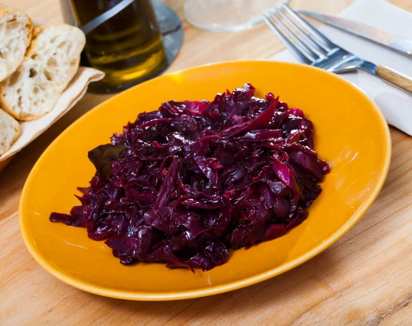 Braised Red Cabbage Orange Plate High Quality Photo — Stockfoto