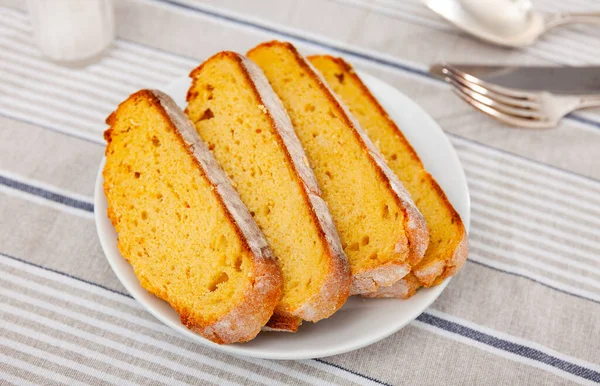 Kawałki Świeżego Chleba Serwowane Stole Ciastka Pieczone Talerzu — Zdjęcie stockowe