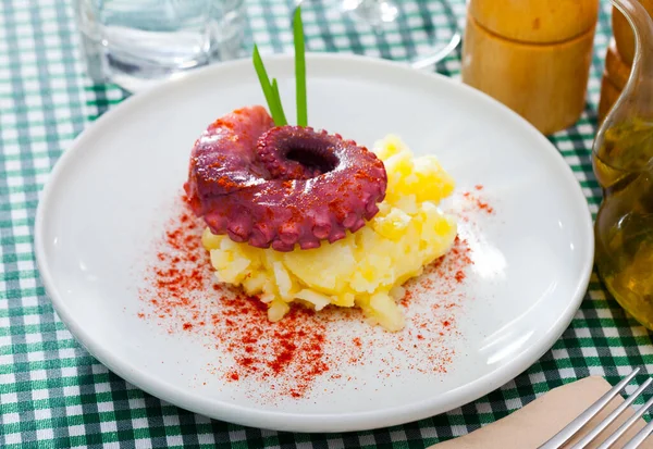 Zeevruchten Gebakken Octopus Tentakel Geserveerd Met Gekookte Aardappelen Met Schubben — Stockfoto