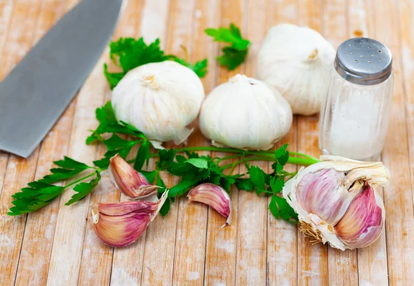Garlic Parsley Cutting Board Closeup — Stock Fotó