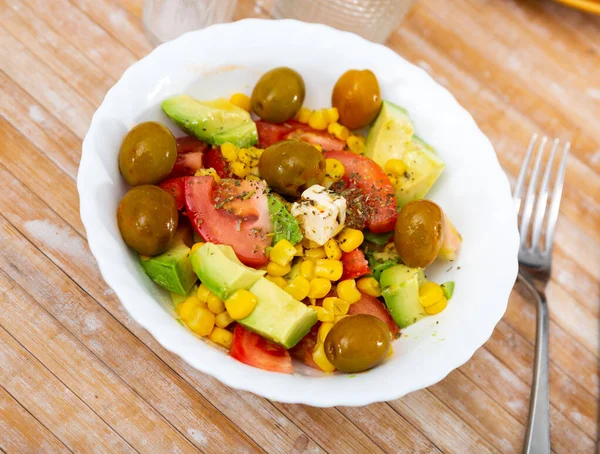 Fresh Salad Olives Tomatoes Corn Cheese Plate — ストック写真