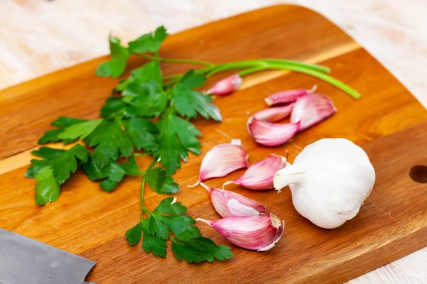 Parsley Garlic Wooden Board Preparing Food Concept — Stock Photo, Image