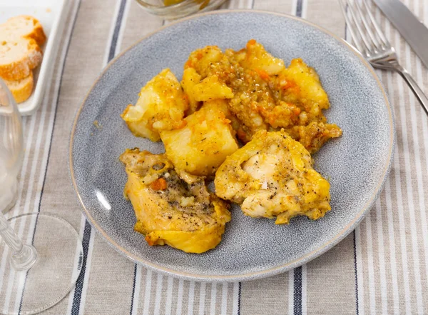Hearty Homemade Dinner Spicy Roasted Chicken Pieces Delicate Stewed Potatoes — Stock Photo, Image