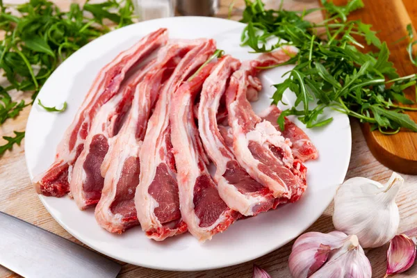 Raw Hogget Kotletter Revben Tallriken Med Färska Doftande Ruccolablad Vitlök — Stockfoto